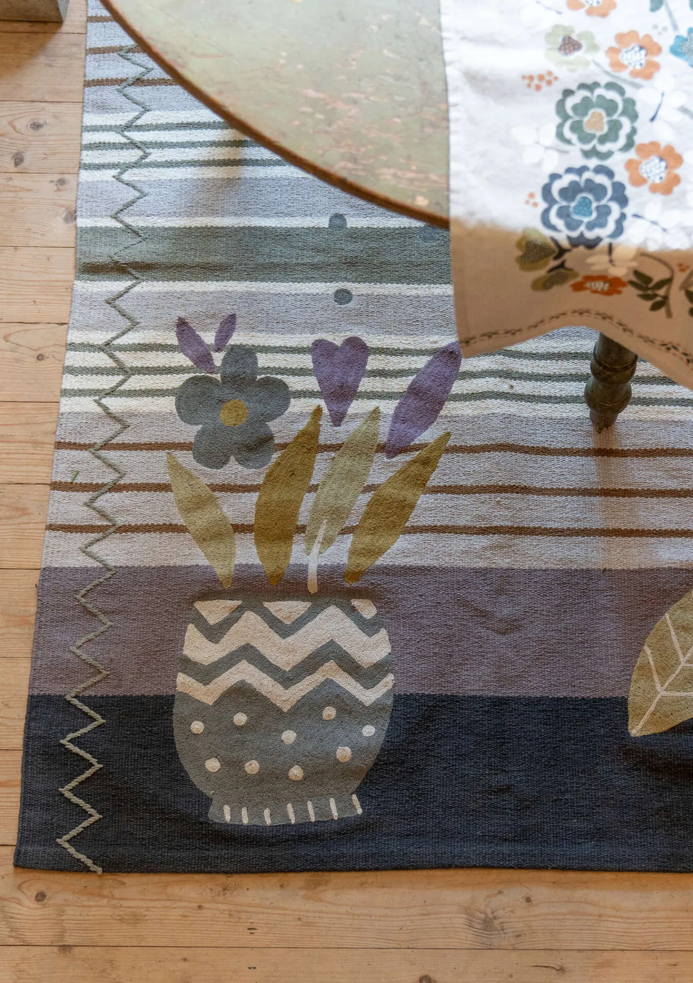 Gudrun Sjödén Broderad matta "Flower bed" i ekologisk bomull Askgrå Sale