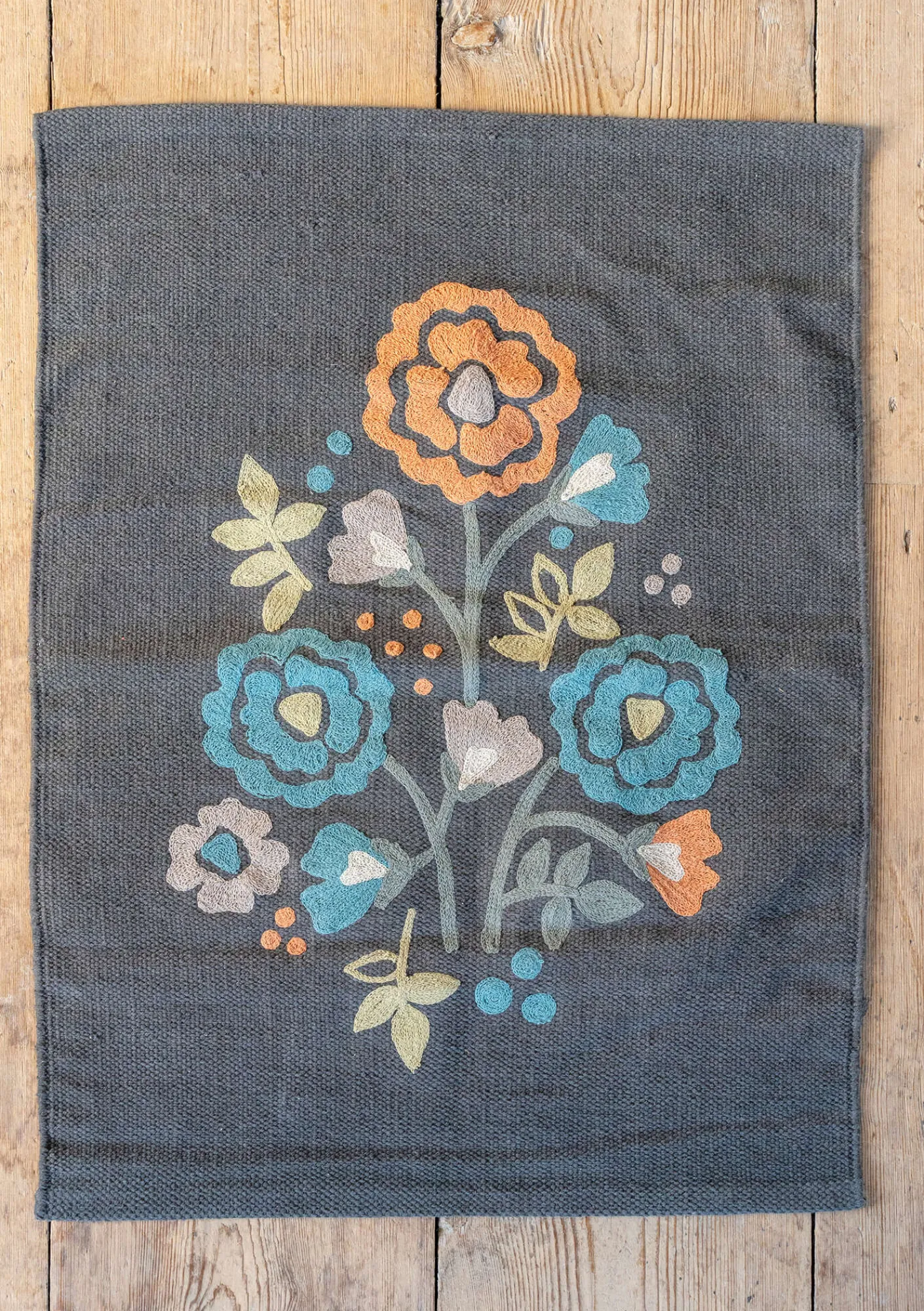 Gudrun Sjödén Matta "Wild rose" i ekologisk bomull Mörkaskgrå Best