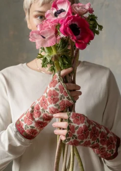 Gudrun Sjödén Torgvante "Anemone" i ekologisk ull Mörklilja Clearance